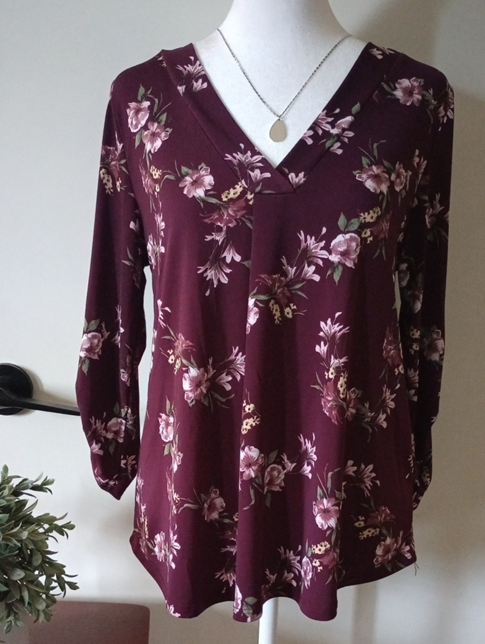 Beacon Burgundy Floral V-Neck Blouse Size Medium Petite